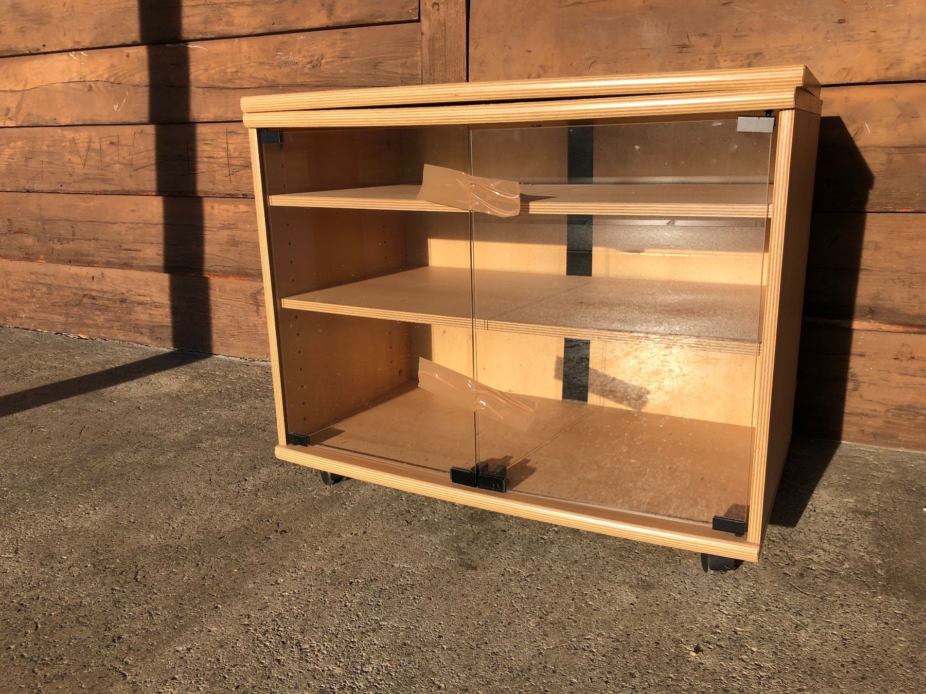 Mobili TV: Fernsehmöbel mit Glastüren – Usato da Eschlikon TG venduto da ArtRec