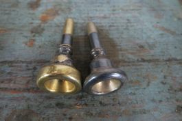 2x Trompeten-Mundstuecke, Vintage, versilbert & Gold