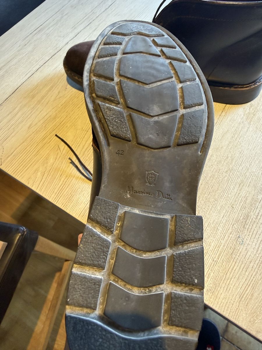 Massimo Dutti Scarpe da uomo: Ab 1 CHF: Massimo Dutti Boots (size 42) Brown Suede – Usato da Zürich venduto da CottleGuitar 3