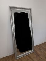 Grosser Wandspiegel mit silbernem Rahmen neuwertig