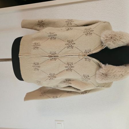 WinterStrickjacke beige mit Schneeflockenmuster Gr.44 bis 46