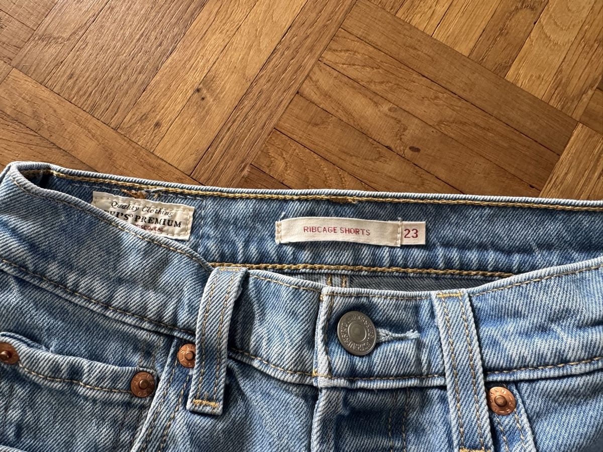 Levi's Jeans: Levis ribcage shorts gr.23 – Gebraucht aus Buchrain von Jasikistler 1