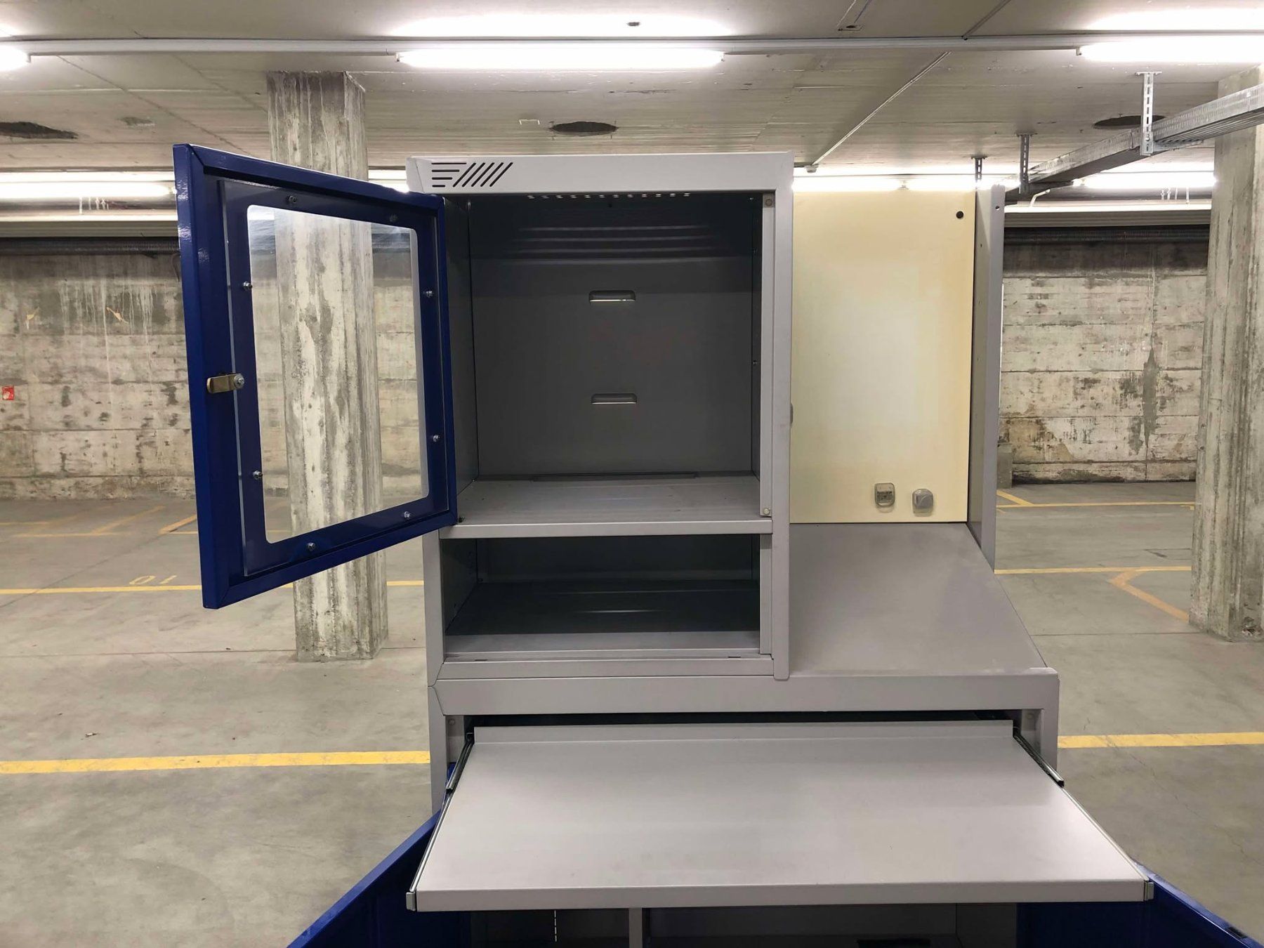 Tutti gli attrezzi: Computer-Arbeitsstation aus Stahlblech – Usato da Winterthur venduto da Joe1001 1