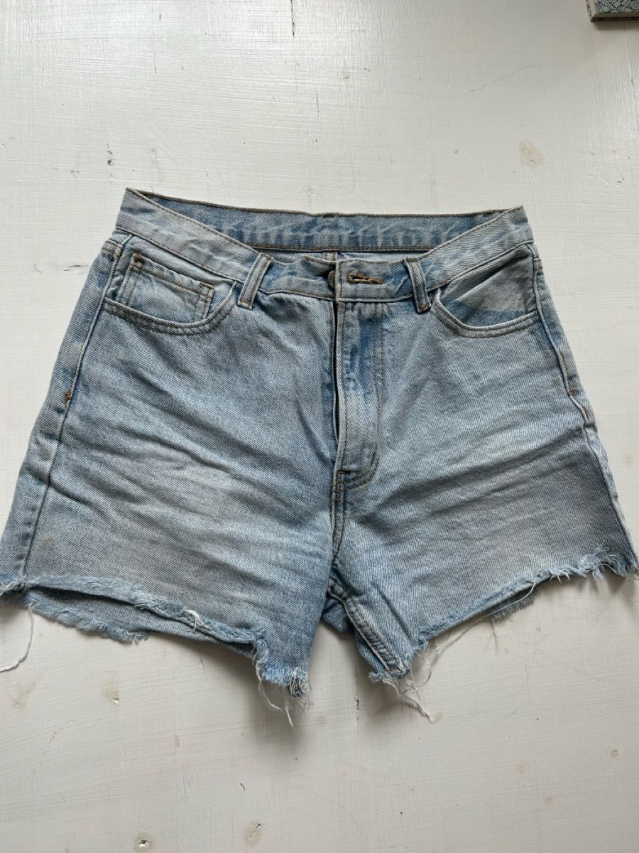 Pantaloni: Distressed Denim Shorts - Summer Ready, Size Small! – Usato da Zürich venduto da pdi_kr7j