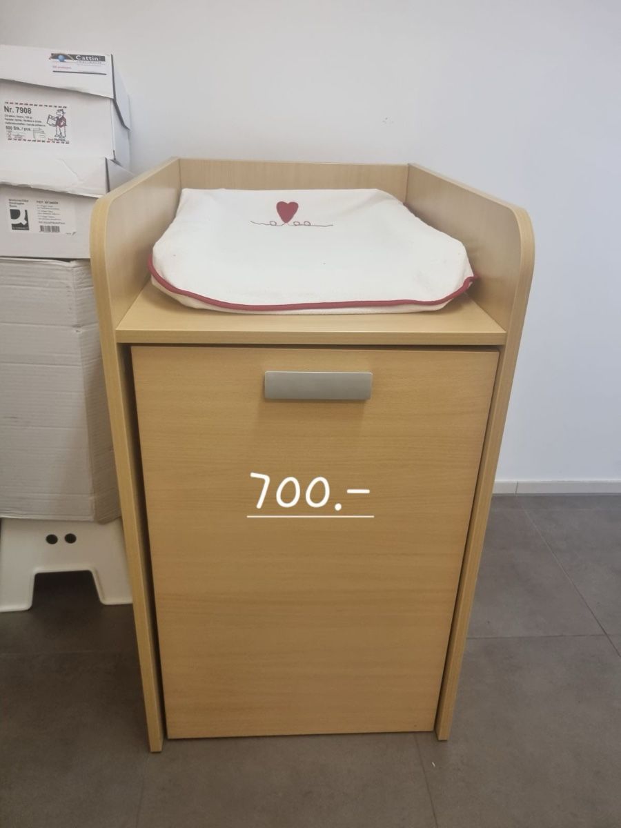 Tables à langer & accessoires: Table à langer à demi prix – D'occasion à Bassecourt par Typos