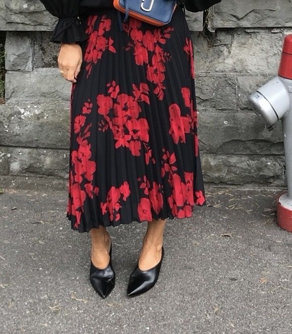 H&M Gonne: Schwarzer Plissee-Rock mit Blumenmuster, Größe 38 – Usato da Zürich venduto da zor_9n5z 1