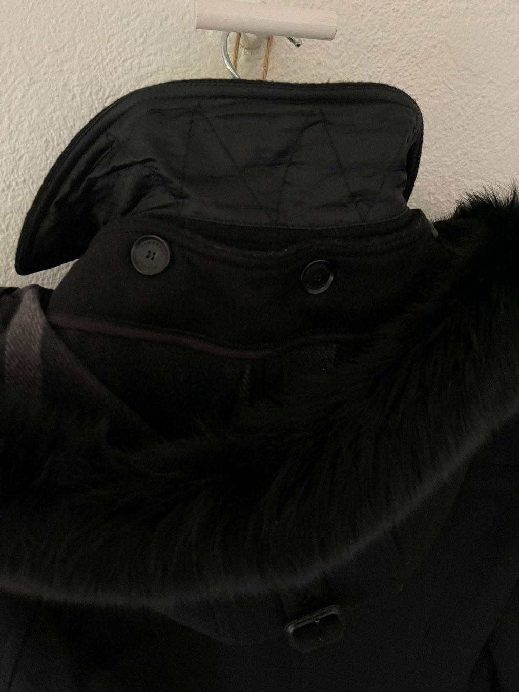 Burberry Cappotti: Burberry 100% Wool Mantel mit Pelzkragen – Usato da Bonstetten venduto da Swiss4Sale 4