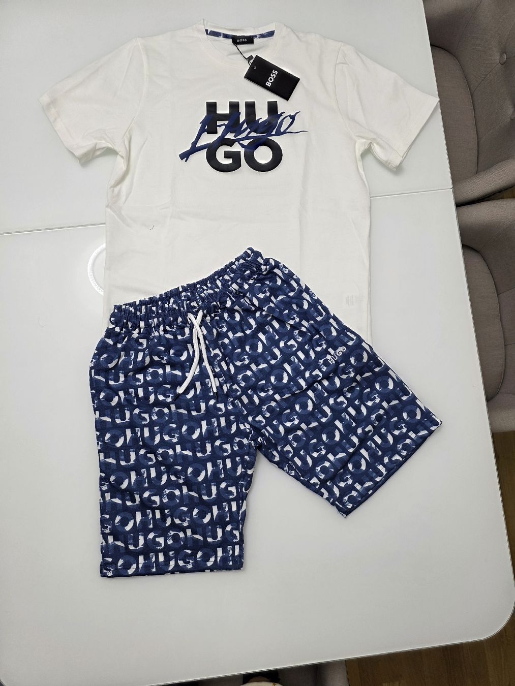 Hugo Boss Lotti di vestiti: Boss T-shirt und Short – Nuovo e nell'imballaggio originale da Bern venduto da Alicebeloto