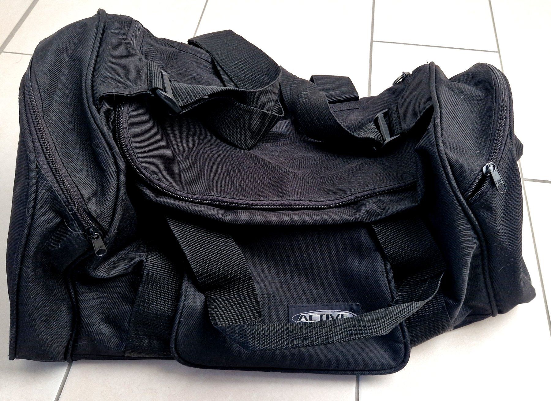 Borse: schwarze Sporttasche von Active – Usato da Wettingen venduto da Lady_glam 1