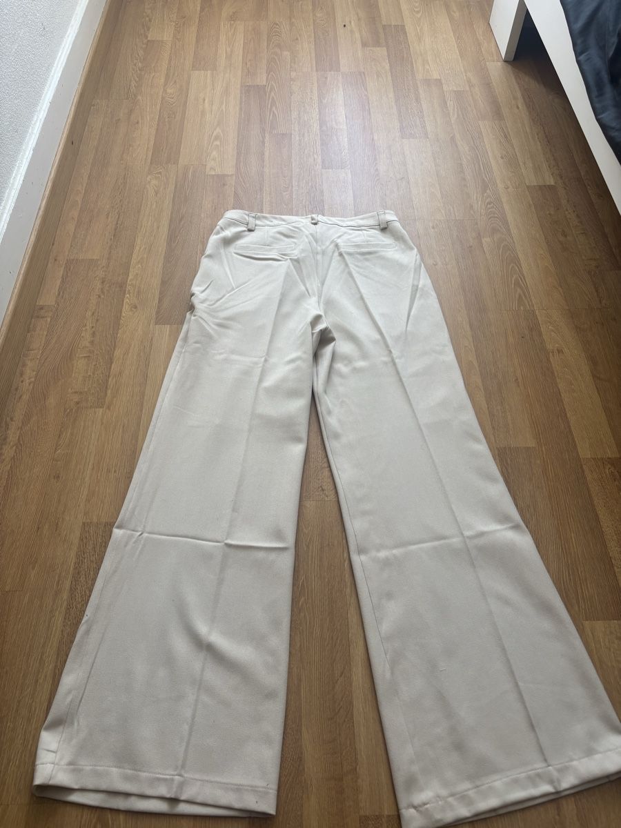 Pantaloni: Pantalon relax beige taille M neuf – Nuovo e nell'imballaggio originale da Crissier venduto da Prestige.Jewel 1