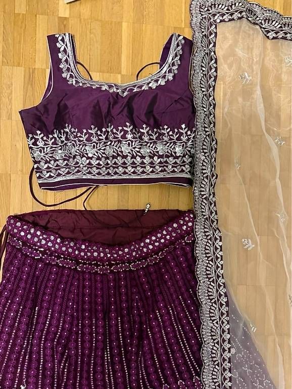 Vestiti: Purple Embroidered Georgette Lehenga – Usato da Bulle venduto da pra_c9c8 2