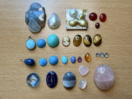 Lot gemischten Hartsteinen mit Cabochon-Form