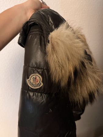 Daunenjacke Moncler braun mit Pelzkragen akzeptabel