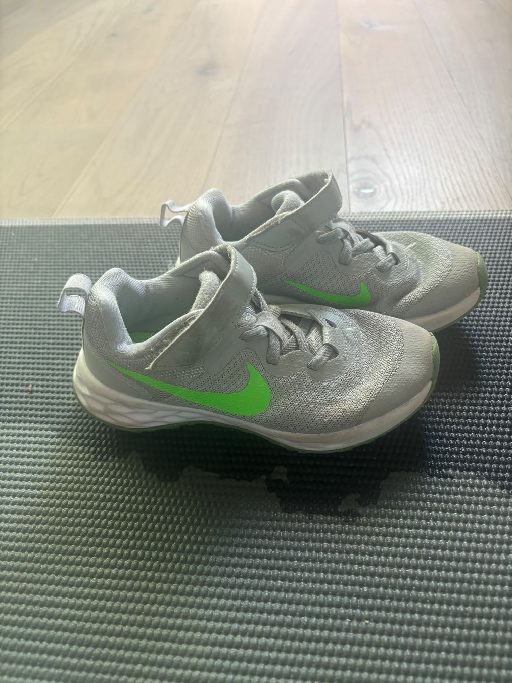 Nike Scarpe per ragazzi: Leichte Nike Sneaker 29.5 – Usato da Zollikon venduto da d_grabher 1