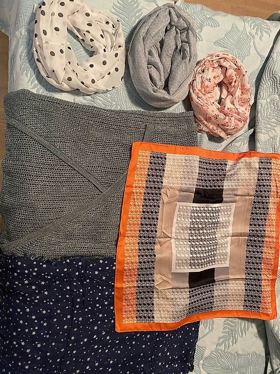 Foulards, Tücher & Schals: Verschiedene Schals Foulards – Gebraucht aus Oberrohrdorf von Desteny1