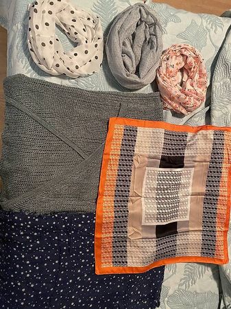 Verschiedene Schals Foulards