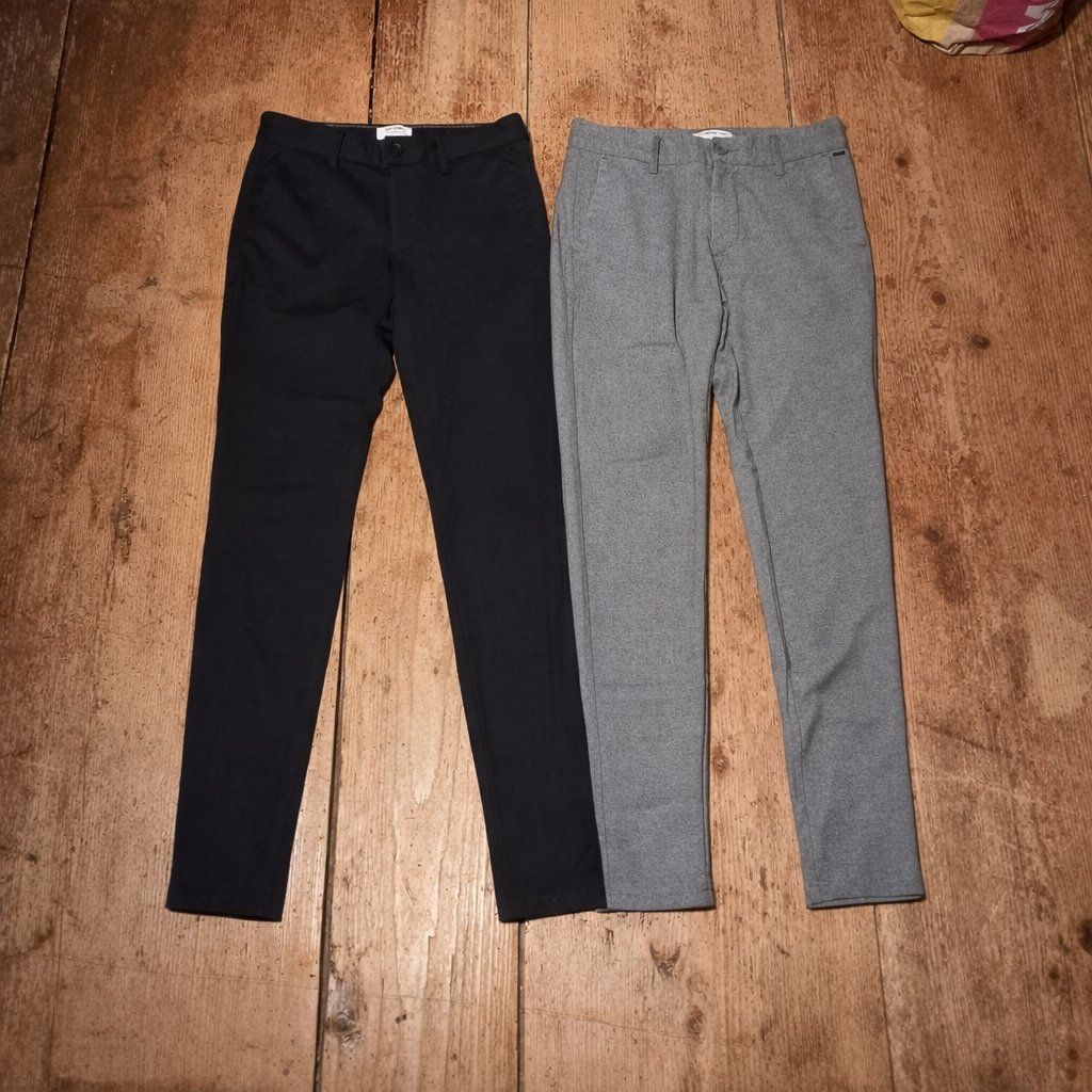 Only Pantaloni: 2x Only & Sons Hose, hellgrau/schwarz, Gr. 30/32 – Usato da Ebnat-Kappel venduto da blazzi