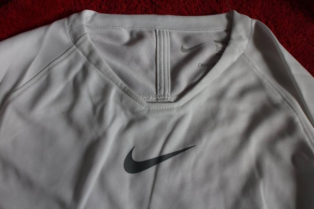 Nike Scarpe, pantaloni & magliette da ginnastica: Nike Shirt weiss – Nuovo e nell'imballaggio originale da Schaffhausen venduto da annsei 2