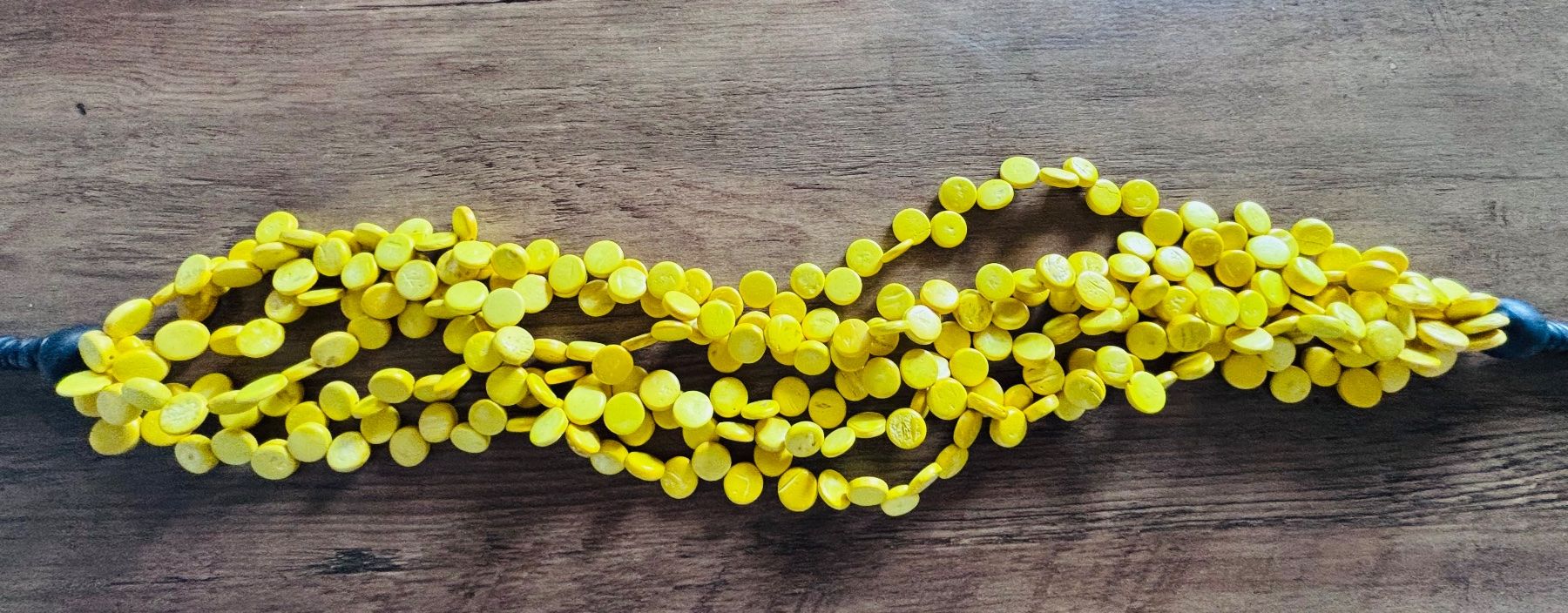 Catenine: Halsschmuck gelb mit Holzplättchen => Ab 5.- – Usato da Basel venduto da Seele7 2