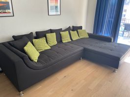 Grosses Ecksofa anthrazit mit vielen Kissen