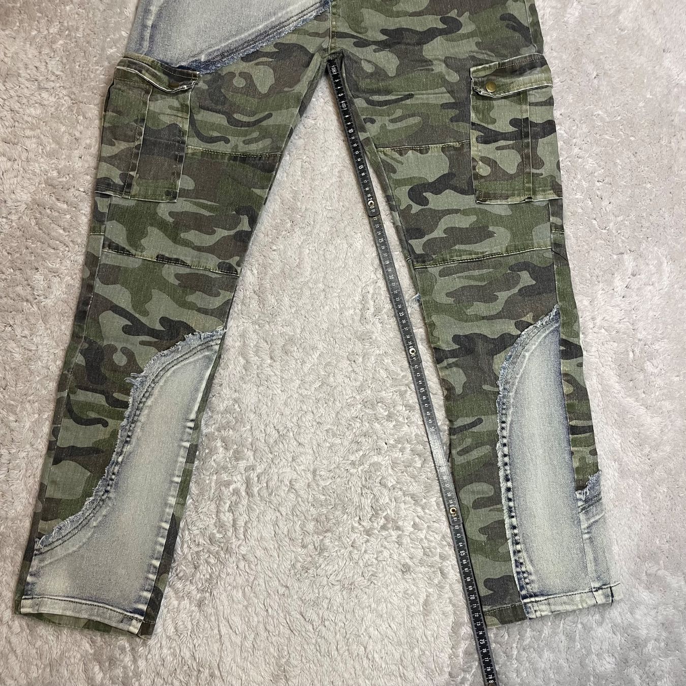 Jeans: Chao Ku Wu Patchwork Cargo Jeans Camouflage W34 L32 – Neu (gemäss Beschreibung) aus Bubikon von SwissSecondLife 1