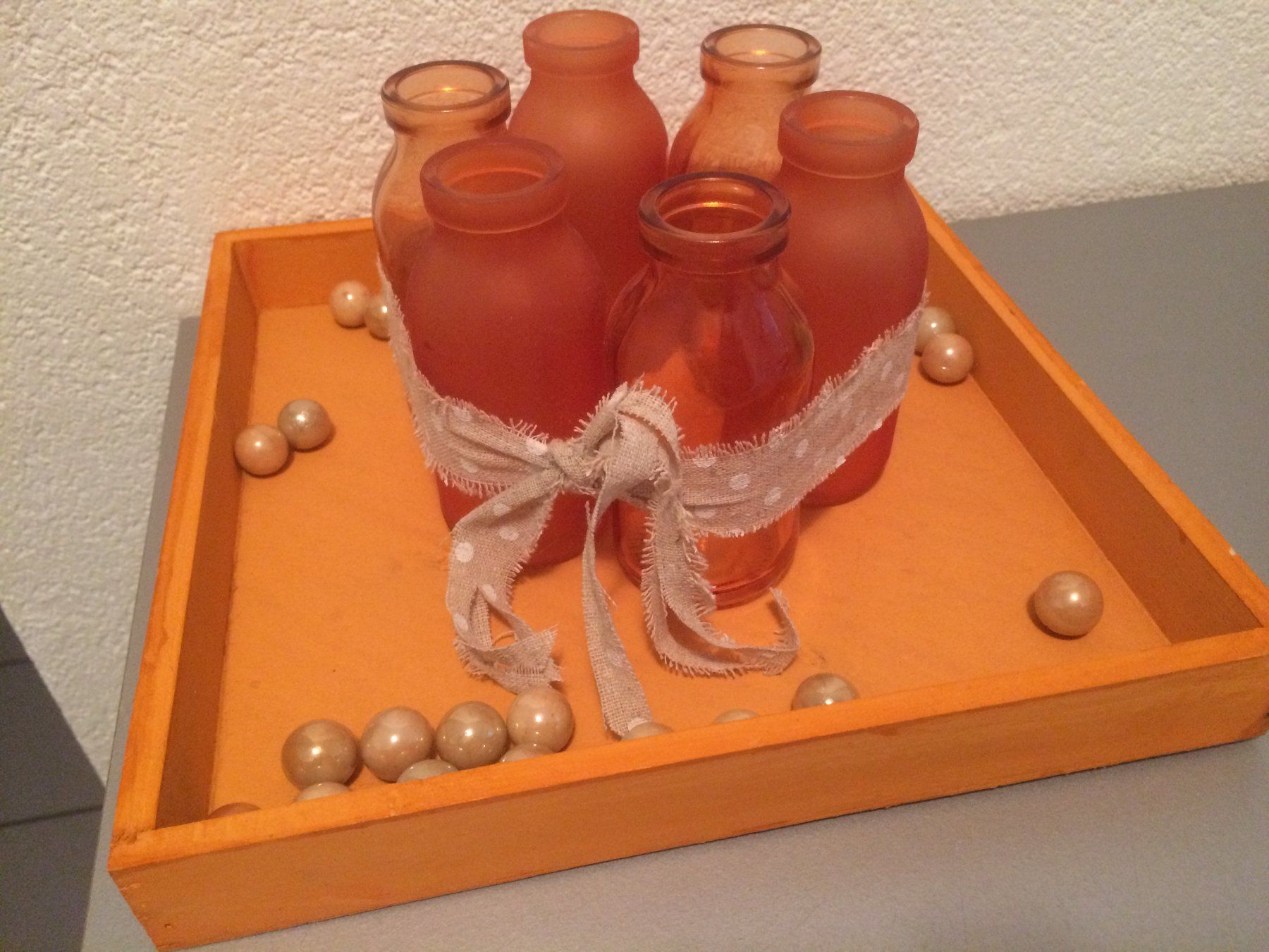 Tutte le decorazioni: einfaches oranges Holztablett, 25x25cm – Usato da St. Gallen venduto da Miousch 2
