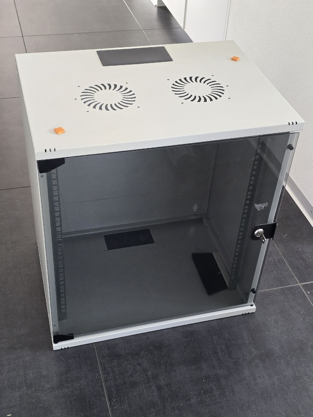 Racks & Ständer: Coffret mural informatique rack 19" – Gebraucht aus Le Mouret von Lapinou