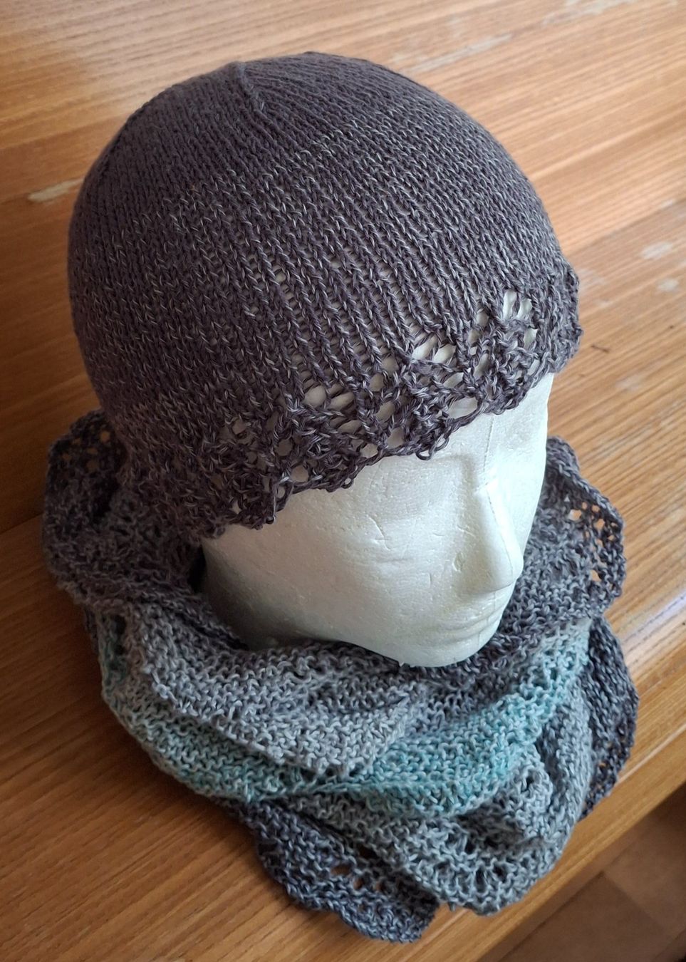 Foulard & Sciarpe: Loop Möbius und Mütze handgestrickt, Set 2   NEU – Nuovo (secondo la descrizione) da Langenthal venduto da Handstrick