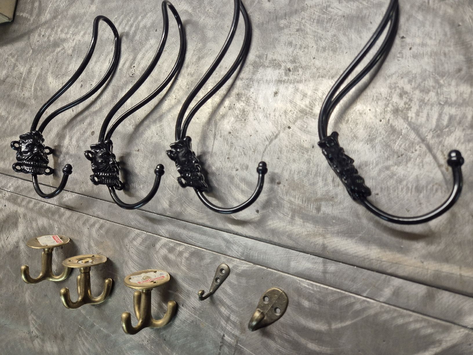 Quincaillerie: Crochets anciens  – D'occasion à Le Locle par CHEGUA