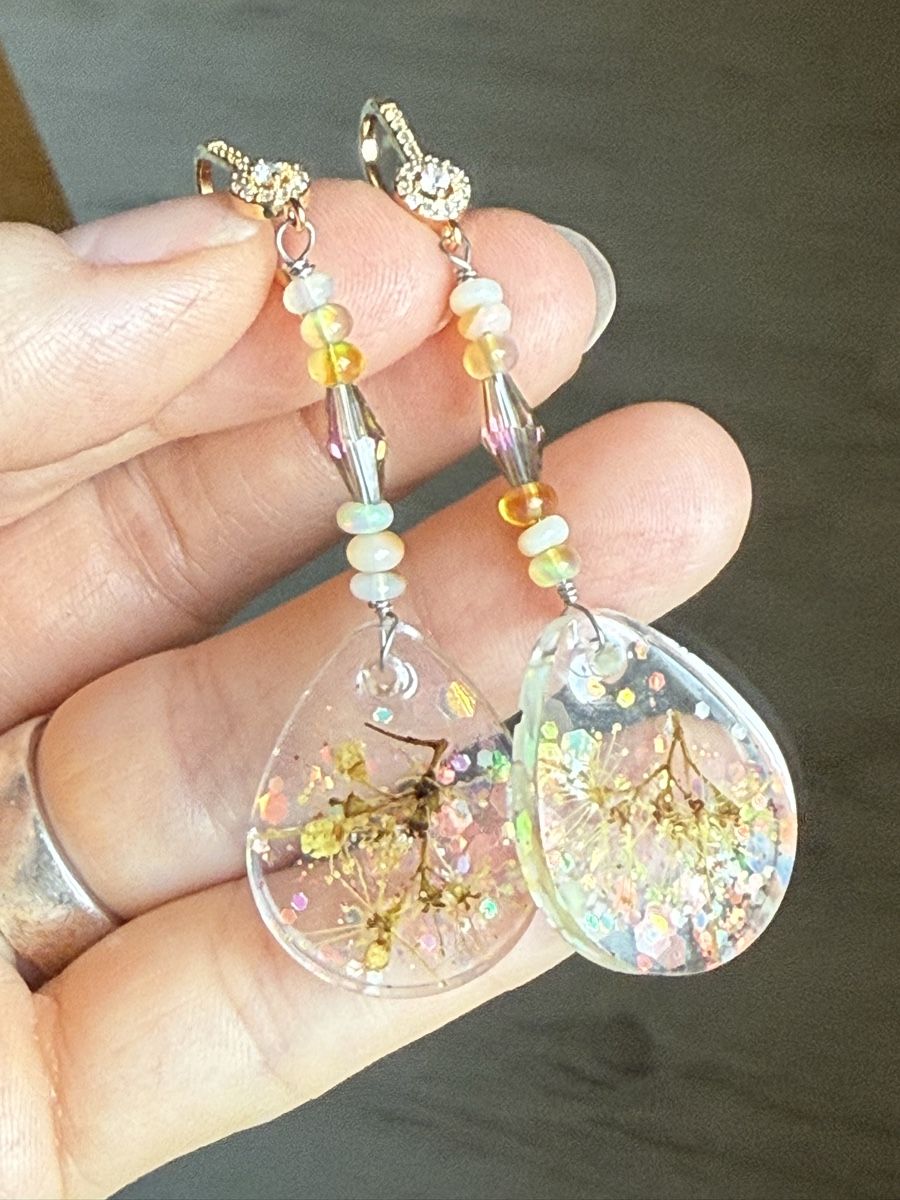 Orecchini pendenti & Orecchini a lobo: Wunderschöne Opal Ohrringe Unikat mit echten Blumen NEU – Nuovo e nell'imballaggio originale da Basel venduto da Chili007 2