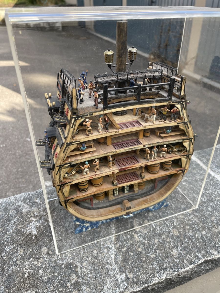 Kit di modellismo & Modellini statici: Schiffsmodell HMS Victory Schnittmodell mit Vitrine – Usato da Basel venduto da torthum 9