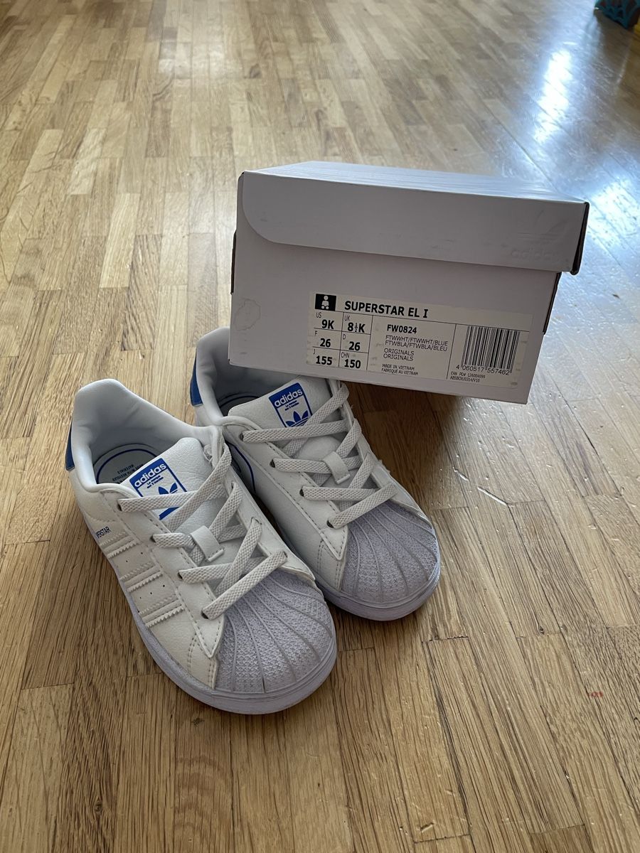 Adidas Scarpe per ragazzi: Kinder Adidas Superstar Gr 26 mit Karton – Nuovo (secondo la descrizione) da luzern venduto da plueschmors. 1