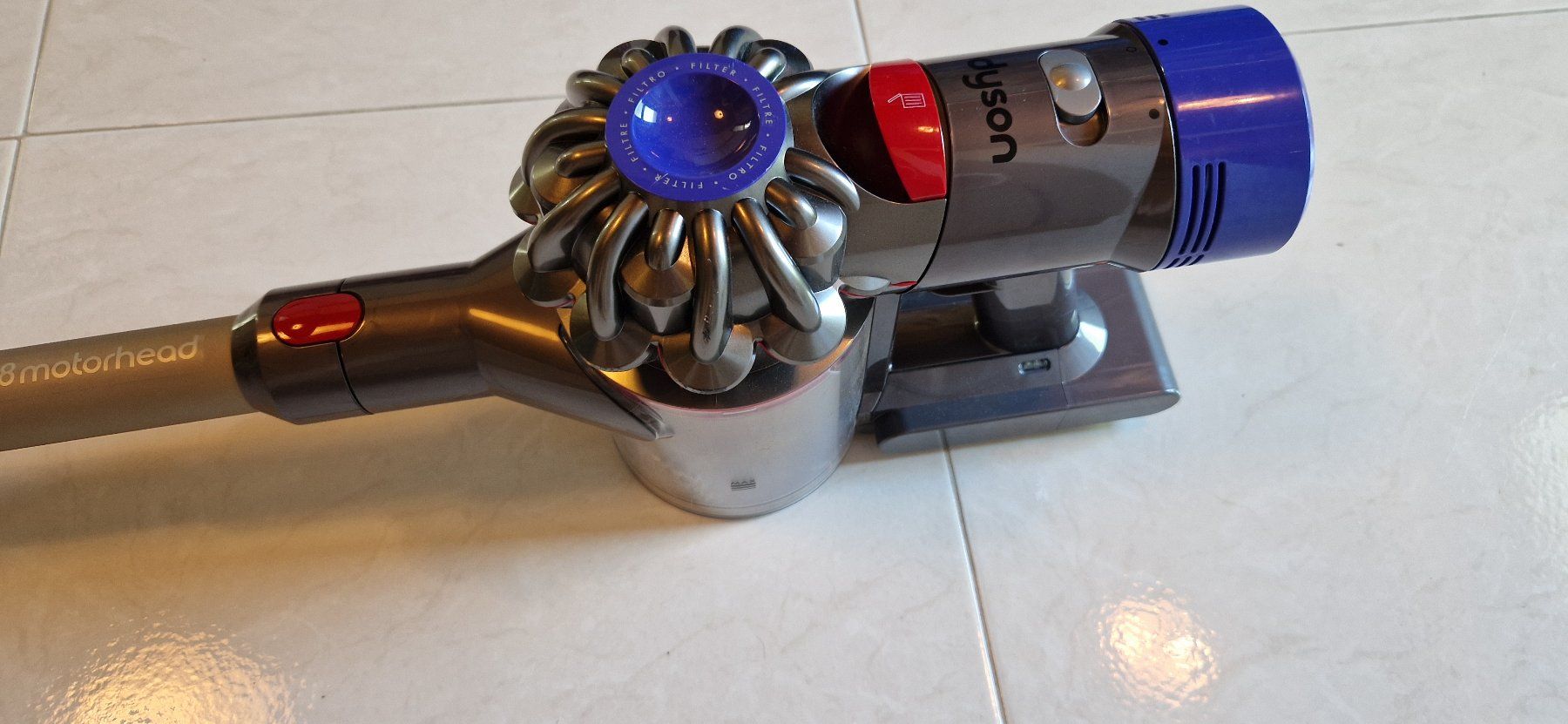 Dyson Staubsauger & Zubehör: Dyson V8 Staubsauger – Gebraucht aus Winterthur von Lila059 2