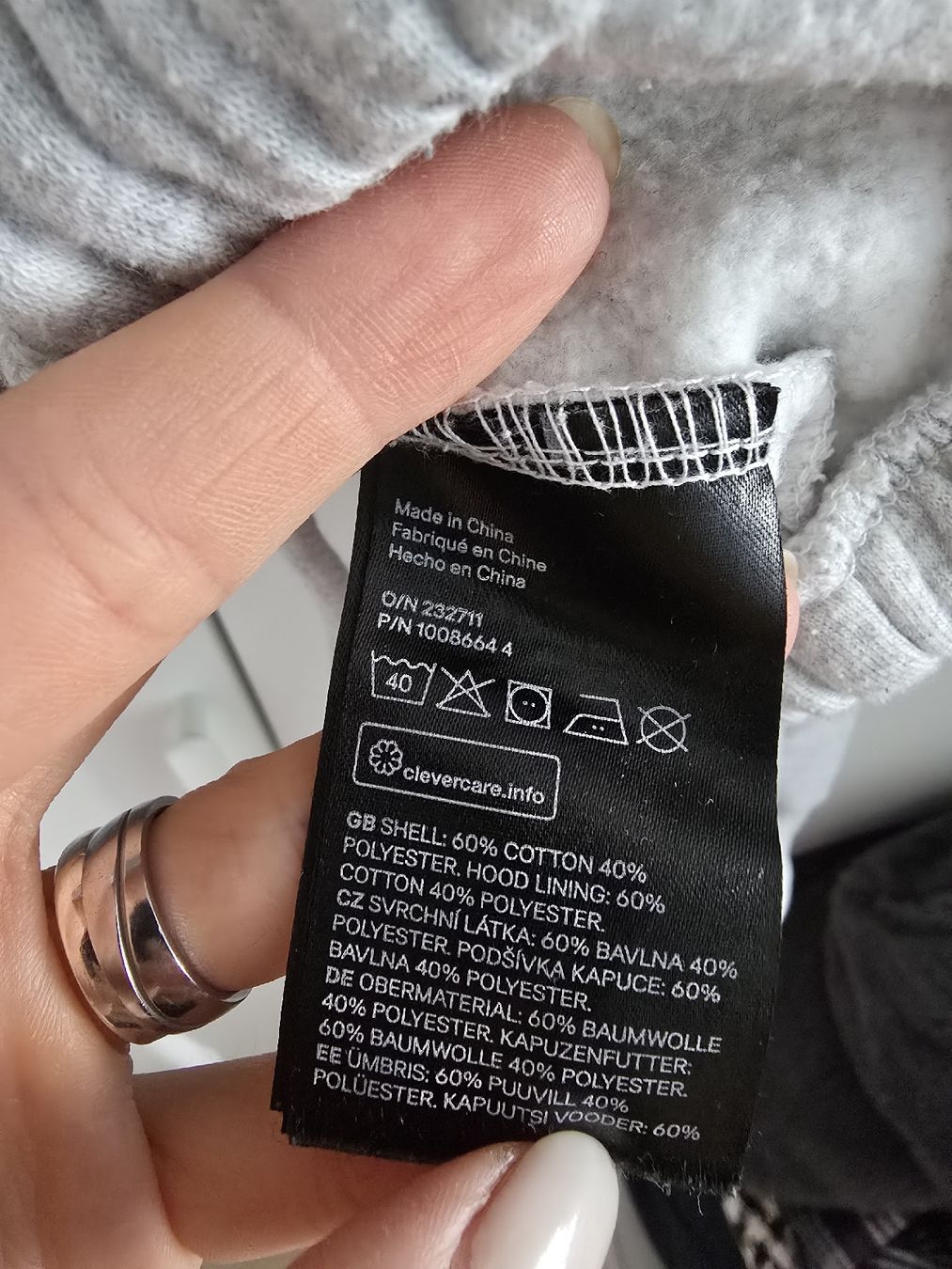 H&M Jacken: H&M cropped Sweatjacke - Grösse XL – Gebraucht aus Rickenbach b. Wil von Kth_v8 2