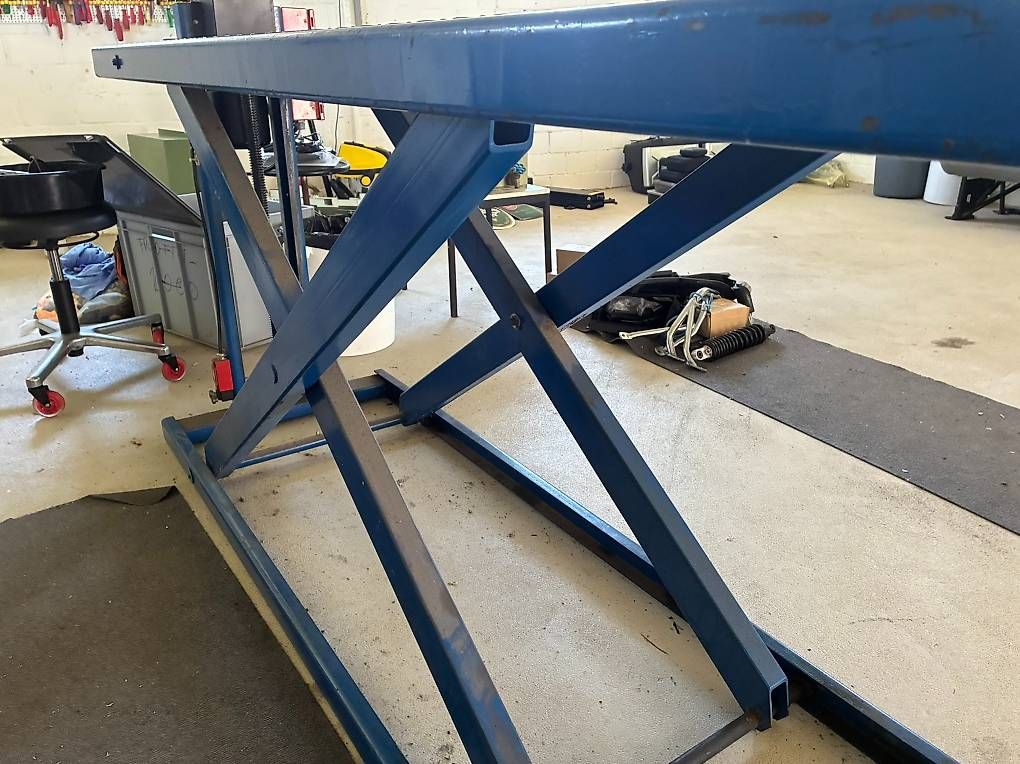 Piattaforme elevatrici: Hebebühne massiv elektrisch – Usato da Luzern venduto da Nautico 4