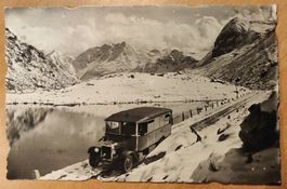 Postauto am Flüelapass um 1930 mit Schnee