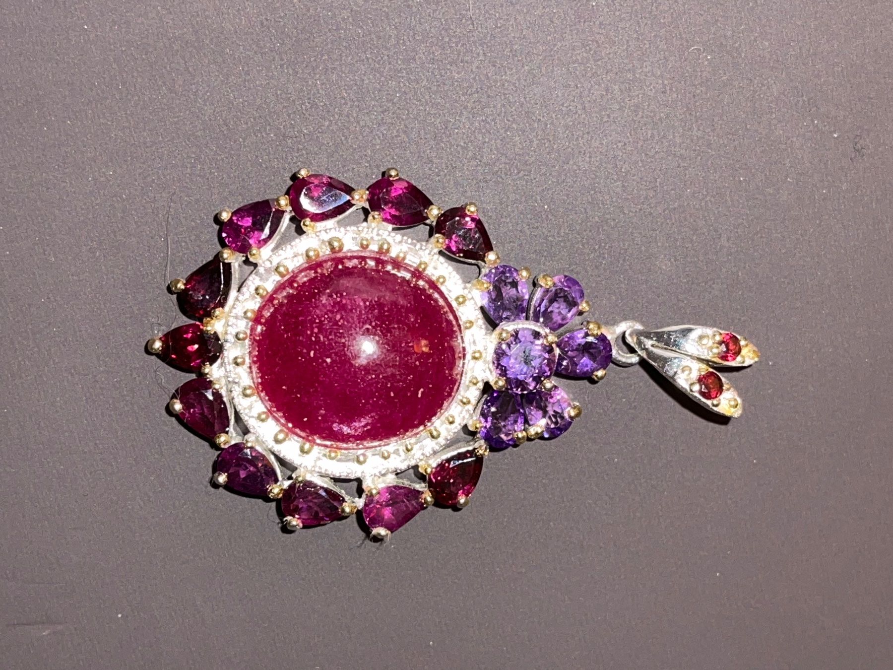 Llan Valls Joies Ciondoli: Large Ruby Garnets Amethysts Médaillon SS925 and 14k Vermeil – Nuovo (secondo la descrizione) da Birsfelden venduto da Brut 5