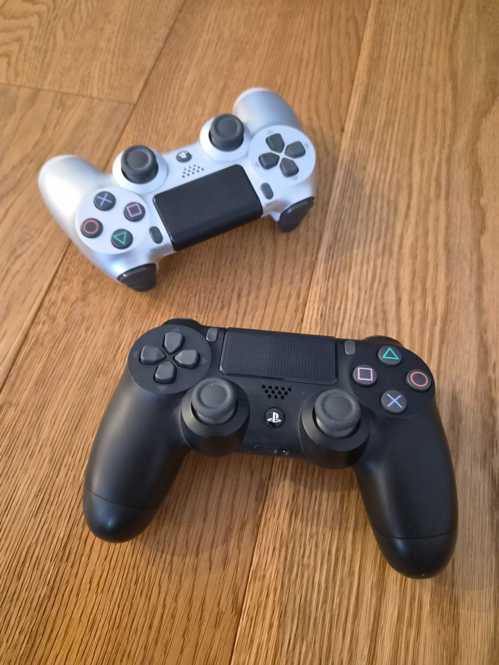 Sony Konsolen: Playstation 4 + 2x Controller + 4x Spiele – Gebraucht aus Ettiswil von Timob43 4