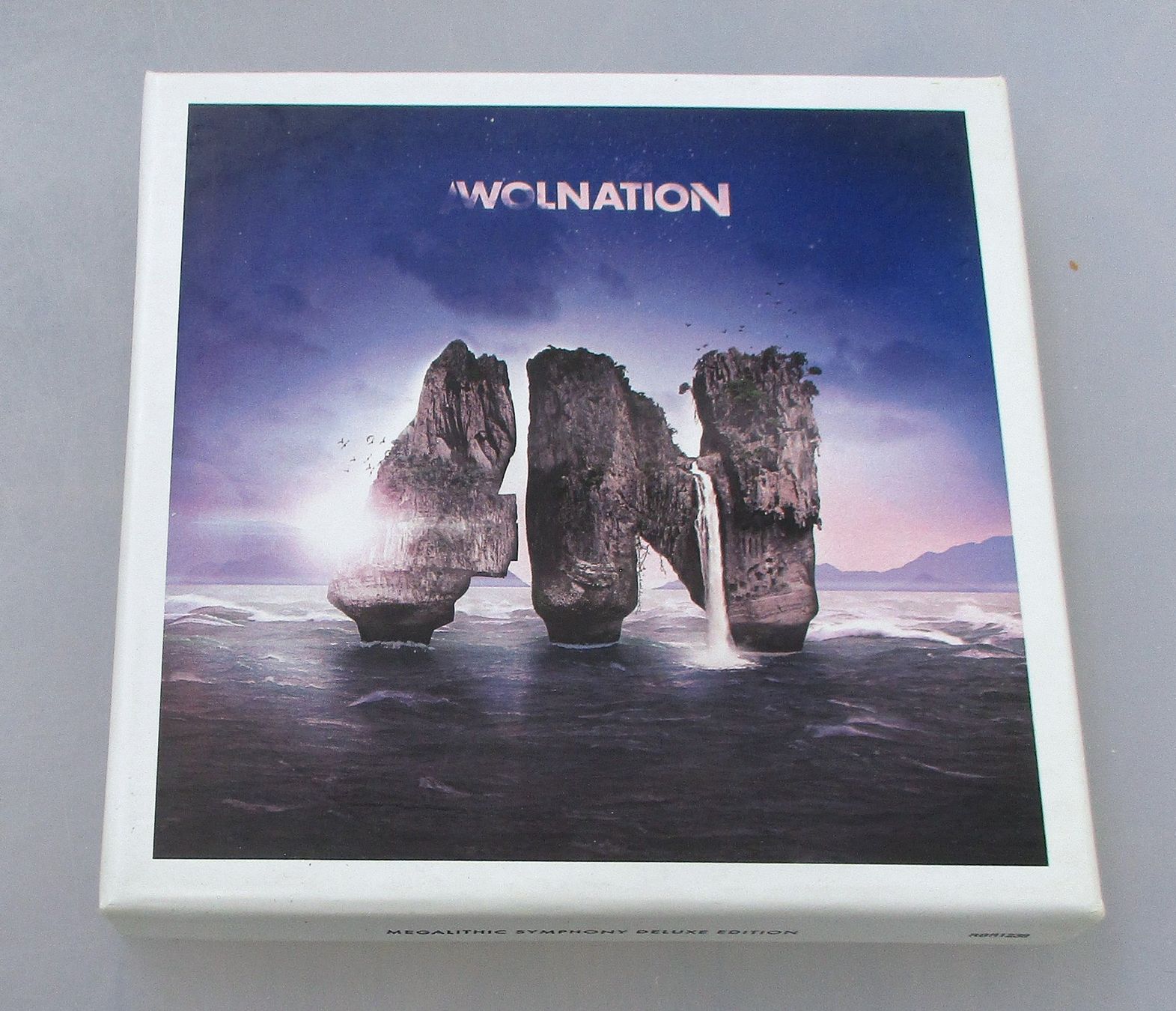 CD: AWOLNATION - Megalithic Symphony - Deluxe 2-CD Box Gadgets – Usato da Wattwil venduto da Muriel11