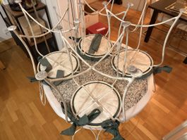 Eleganter runder Granit-Esstisch mit 4 passenden Metallstühl