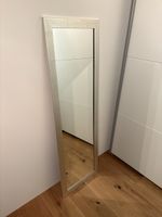Silberfarbener Wandspiegel, ca. 42x133 cm.