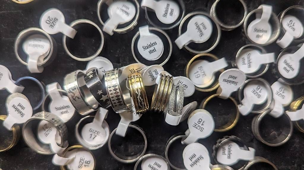Anelli: 56 Ringe (Modeschmuck) – Nuovo (secondo la descrizione) da Altdorf UR venduto da Walhalla59 1
