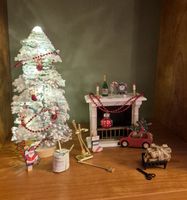 Weihnachtsbaum und Kamin mit viel Zubehör für Puppenhaus 