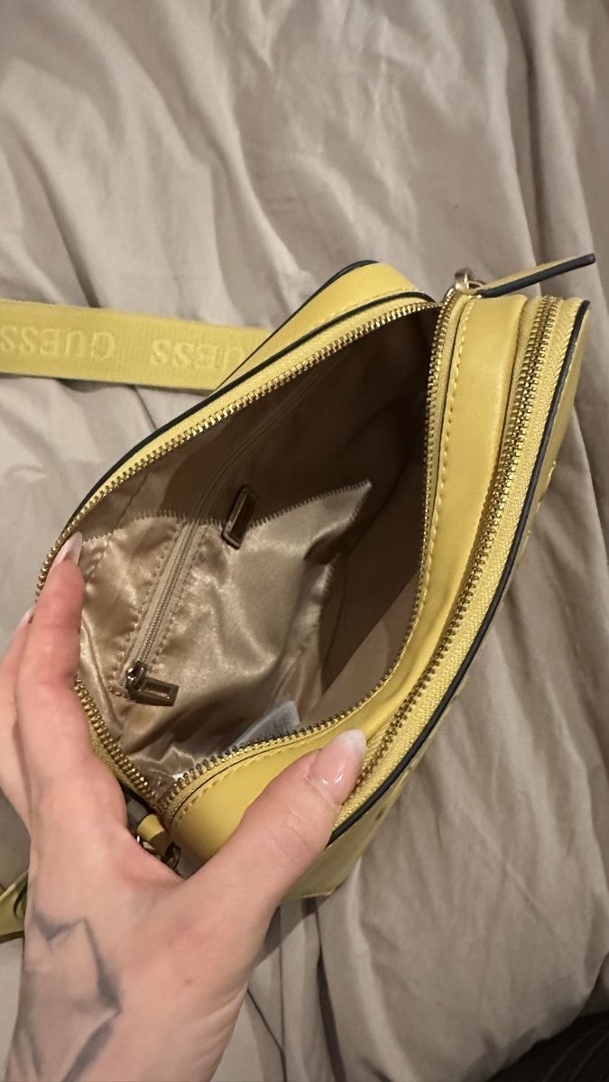 Guess Sacs femmes: Umhängetasche GUESS Gelb  – Neuf (Voir description) à Menzingen par Endina.S 3
