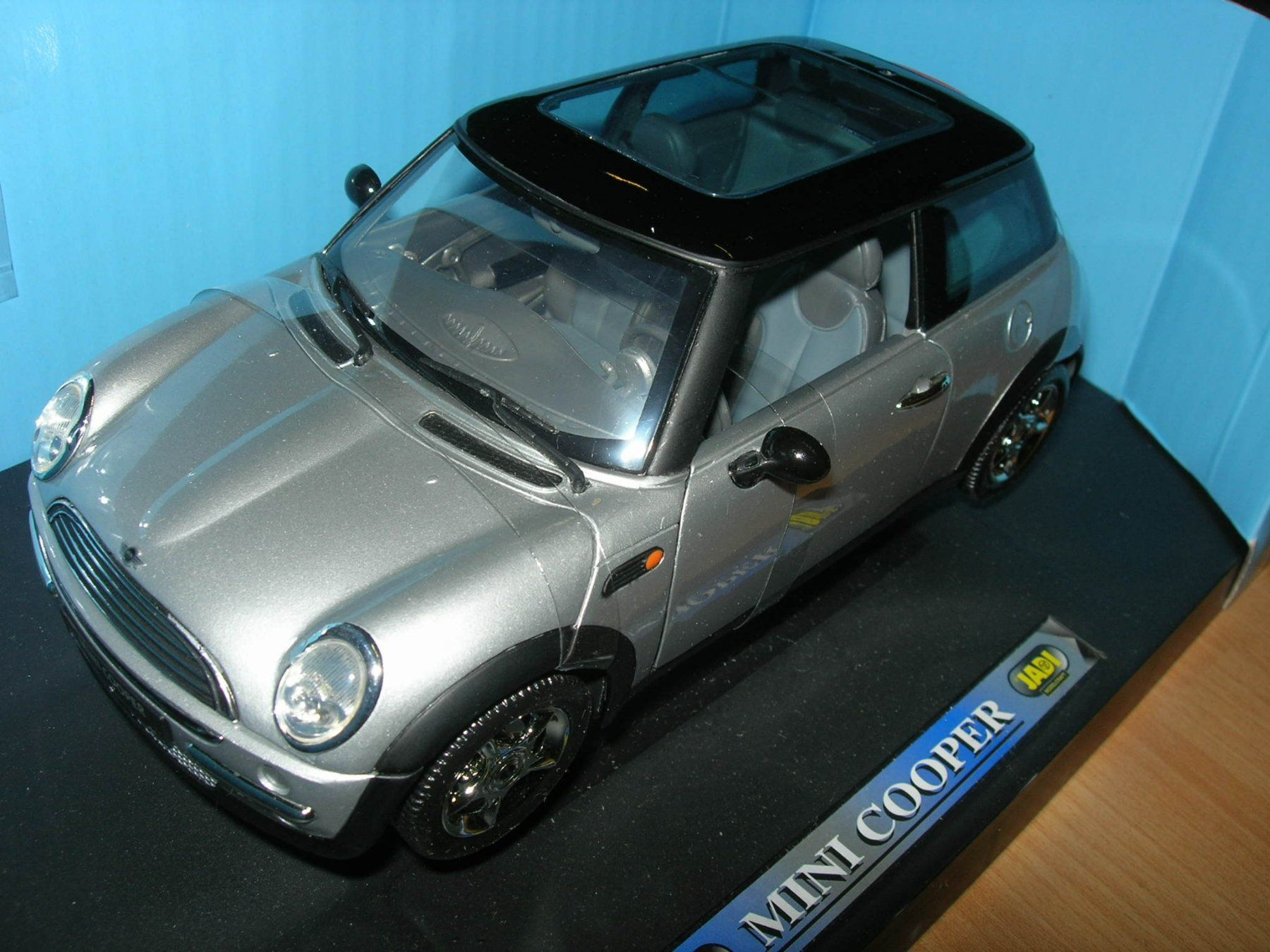 Cooper Modellini d'auto: Mini Cooper Titan Silver * Jadi 1:18 – Nuovo e nell'imballaggio originale da Hornussen venduto da Amw