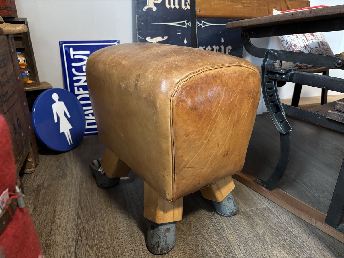 Sgabelli: Vintage Turnbock / Lederhocker, mit Rollen – Usato da Staufen venduto da timelessvintage