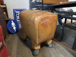 Vintage Turnbock / Lederhocker, mit Rollen