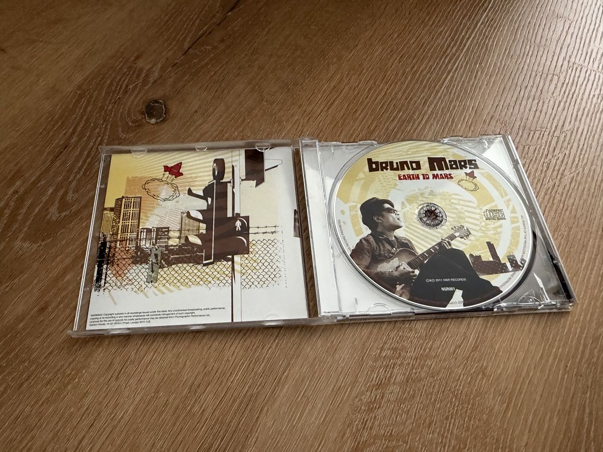 CD: Bruno Mars - Earth To Mars CD – Nuovo (secondo la descrizione) da Ettingen venduto da robbenlos 2