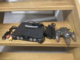 Nintendo 64 Konsole mit transparentem Controller und Zubehör