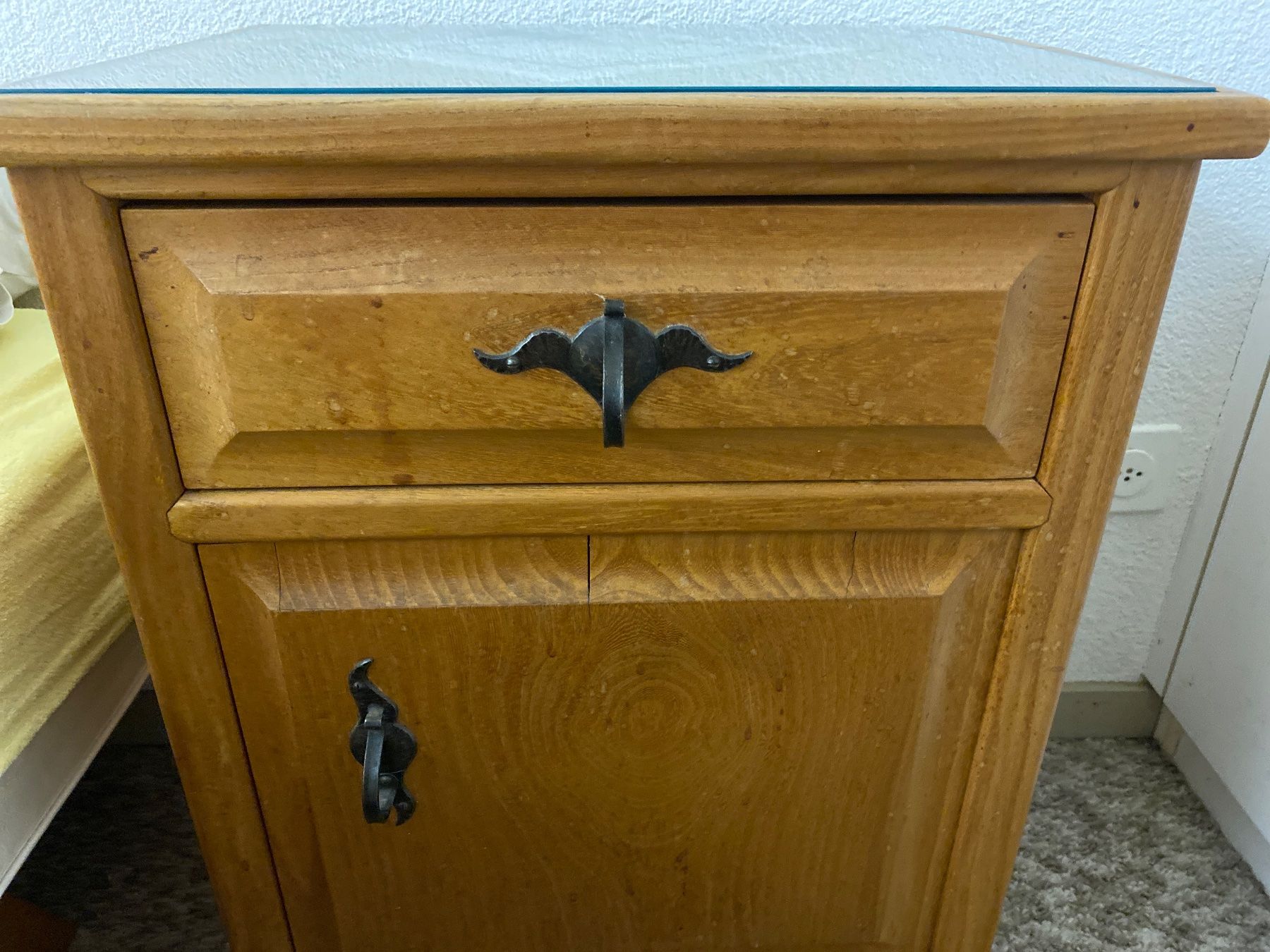 Comodini: Vintage Nachttischchen aus Holz mit Glasplatte – Usato da Weinfelden venduto da urs_wq67 5